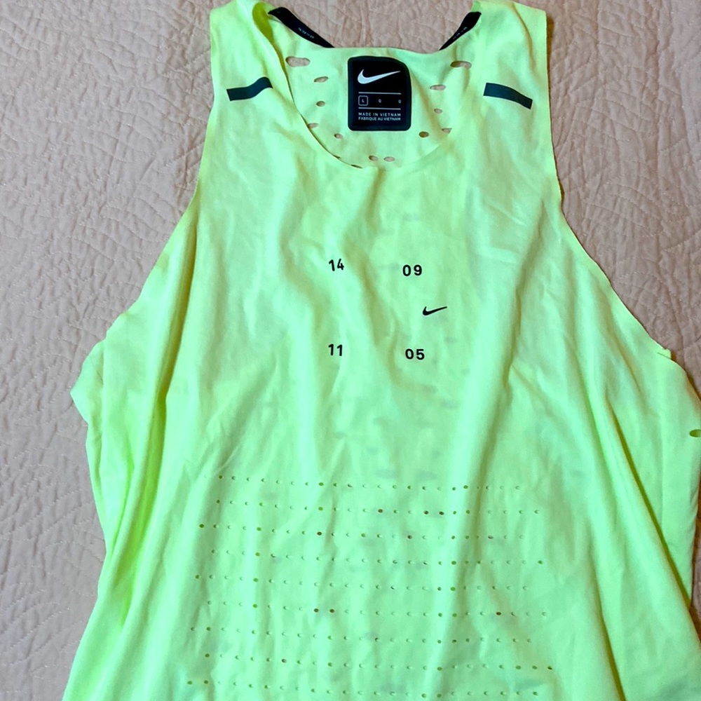 L Women’s nike workout top